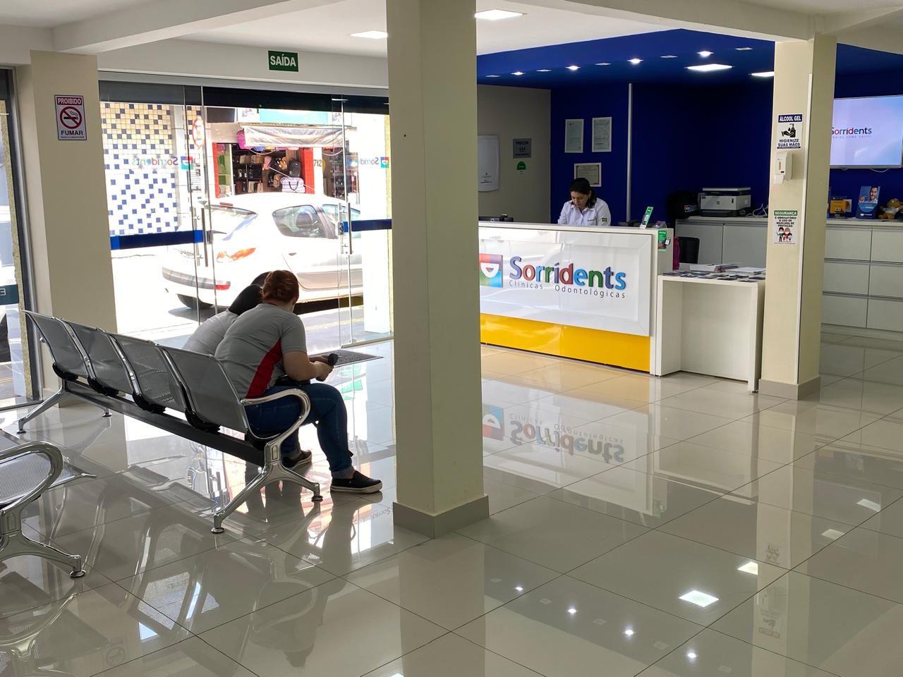 Recepção e sala de espera da clínica em Campinas